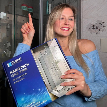 Donna sorridente mostra il trattamento nanotecnologico NANOTECHONE di cleantechnology per vetri del box doccia, idrorepellente e antistatico.
